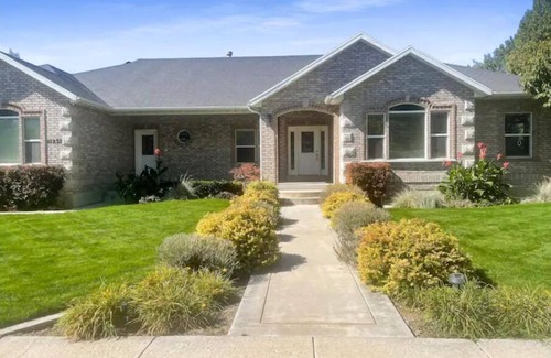 Highland Haus | Cheery and Bright four Bedroom Walkout Basement