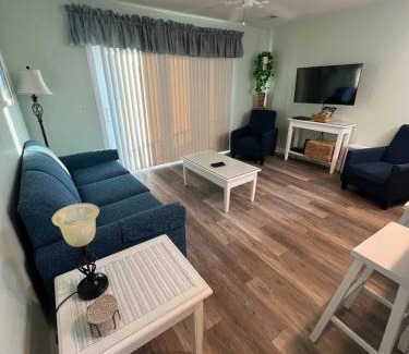 Cherry Grove Beach Wohnung | Cherry Grove 1BR screened porch 2nd Floor view
