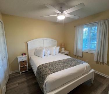 Cherry Grove Beach Wohnung | Cherry Grove 1BR screened porch 2nd Floor view