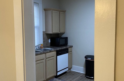 Tupelo Haus | Chestnut Cottage - Minutes to Downtown and NMMC! Close to Fairpark & Arena.