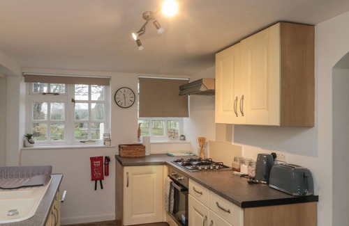 Staxton Hütte | CHESTNUT COTTAGE, pet friendly, country holiday cottage in Filey