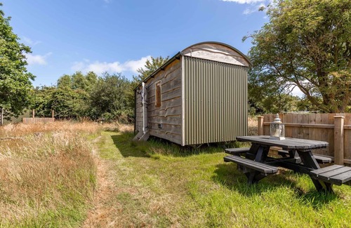 Trunch Kabine | Cheviot Shepherd Hut | a glamping shepherds hut perfect for a small family with children