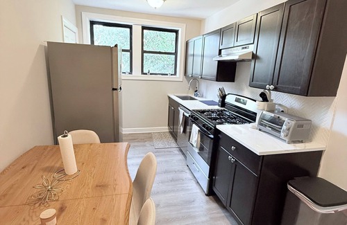 West Ridge Wohnung | Chic 1 BD apt in West Rogers Park, Chicago-Near Loyola University
