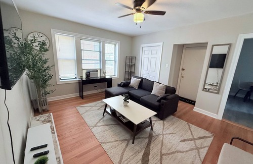West Ridge Wohnung | Chic 1 BD apt in West Rogers Park, Chicago-Near Loyola University