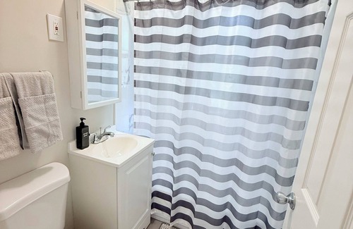 West Ridge Wohnung | Chic 1 BD apt in West Rogers Park, Chicago-Near Loyola University