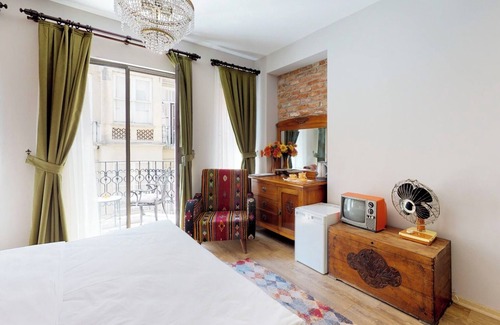 Galata Hotel | Chic 1-bedroom hotel with WiFi and AC in welcoming Istanbul