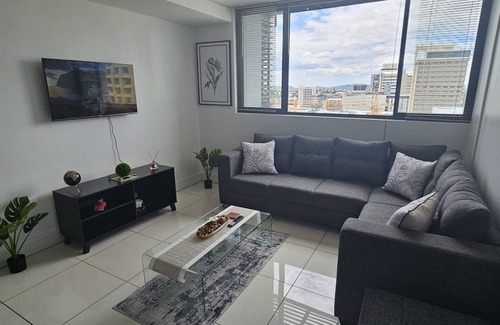 Windhoek Wohnung | Chic 2-bedroom apartment with WiFi, gym in awesome central Windhoek.