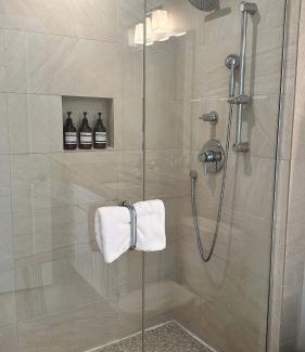 Near West Side Wohnung | Chic 2 BR 1 Parking Sleeps 6