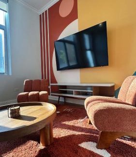 Near West Side Wohnung | Chic 2 BR 1 Parking Sleeps 6