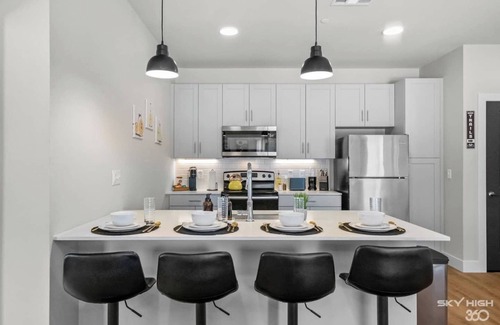 Rogers Wohnung | Chic 2BR/2BA Apt. Near UARK, Trails, AMP & Top Golf + Heated Pool + Workspace
