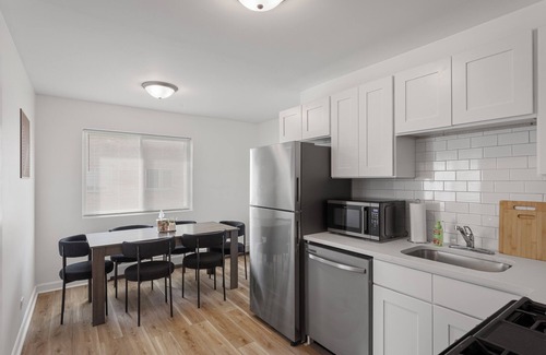 Des Plaines Wohnung | Stylish 2BR Near O'Hare, Modern & Easy Access