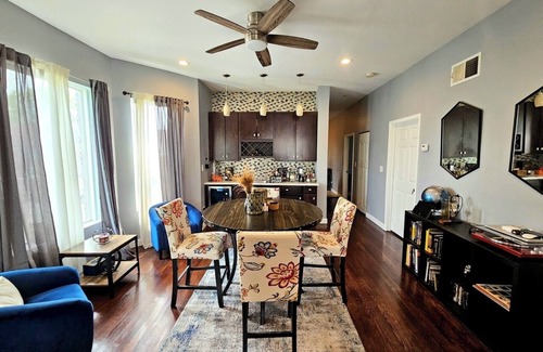 South Shore Wohnung | Chic 3-bedroom corporate apartment with WiFi, AC in lovely Chicago.
