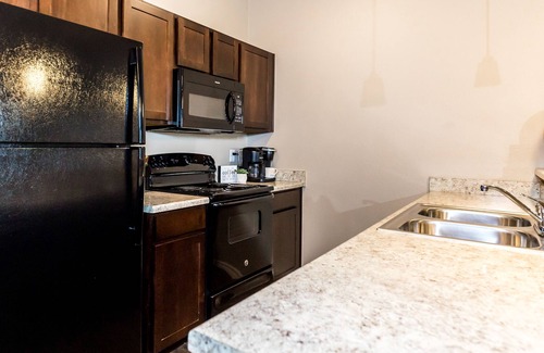 Lubbock Wohnung | Chic 3BR Apt Minutes to Downtown Pool & Gym
