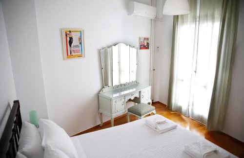 Exarhia Wohnung | Chic 4th Floor Apt, Large Balcony, cinema view
