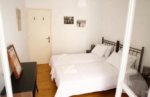 Exarhia Wohnung | Chic 4th Floor Apt, Large Balcony, cinema view