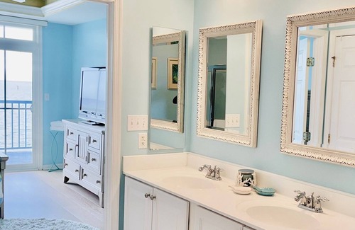 Crisfield Eigentumswohnung | Chic Condo on Tangier Sound with Waterfront Balcony & Fireplace