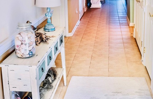 Crisfield Eigentumswohnung | Chic Condo on Tangier Sound with Waterfront Balcony & Fireplace