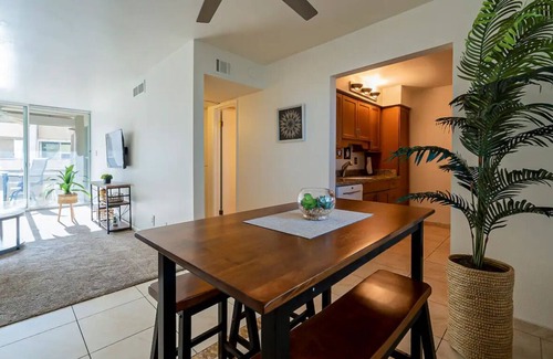 Entertainment District Eigentumswohnung | Chic Condo - Only a 5 Minute Drive to Old Town!