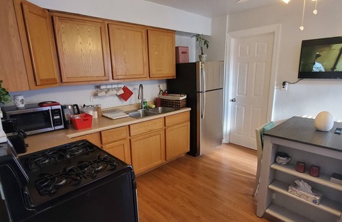 Old Irving Park Wohnung | Chic, Cozy home, by Blue Line Train Stop + Free parking