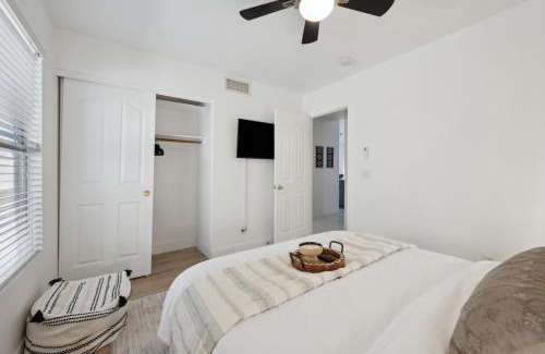 Desert Ridge Villa | Chic Desert Retreat - Lush Spa Pool - Mini Golf