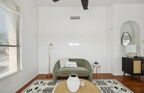 Desert Ridge Villa | Chic Desert Retreat - Lush Spa Pool - Mini Golf