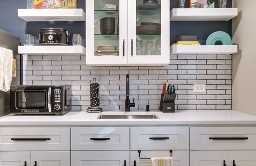 Forest Park Wohnung | Chic Forest Park Home w/ Patio - 10 Mi to Chicago