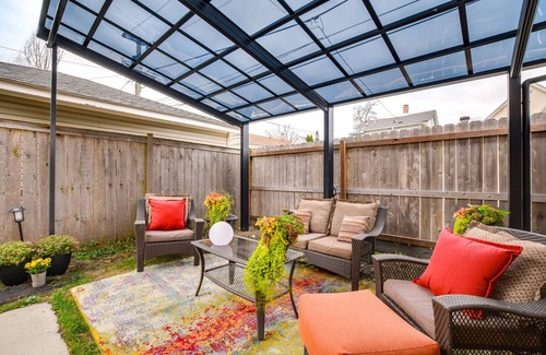 Forest Park Wohnung | Chic Forest Park Home w/ Patio - 10 Mi to Chicago