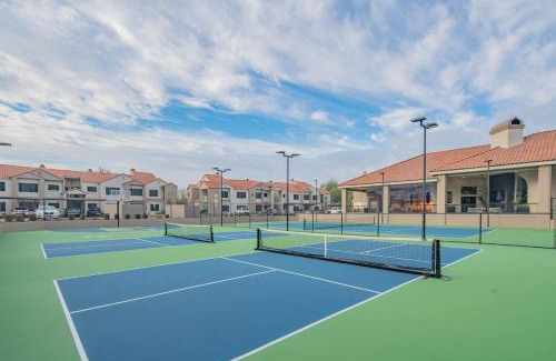 North Scottsdale Wohnung | Chic Golf Pickleball Pool Hot Tub King Bed Parking