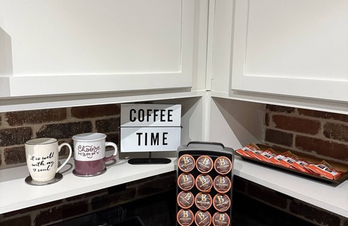 Westside Wohnung | Chic Midtown Getaway Steps from Everything ATL