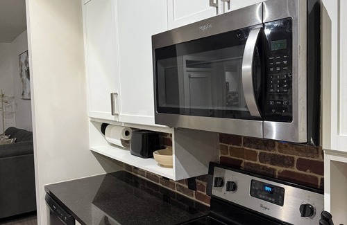 Westside Wohnung | Chic Midtown Getaway Steps from Everything ATL