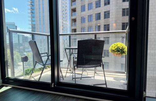 North Buckhead Wohnung | Chic & Modern 2BR Apartment in the Heart of Buckhead – Walk to Dining & Shops!