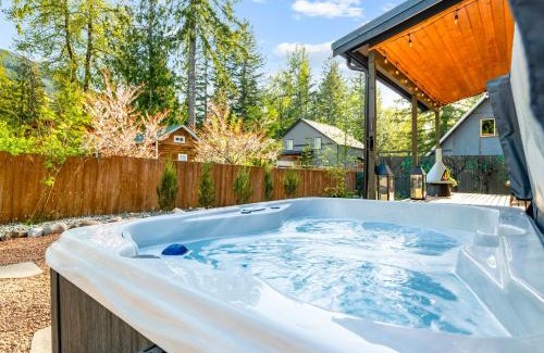Paradise Estates Haus | Chic Mt Rainier Escape Hot Tub Firepit