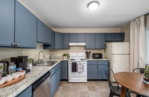 Ypsilanti Wohnung | Chic Remodeled Retreat Near Emu: Easy Commute 2 Bedroom Apts