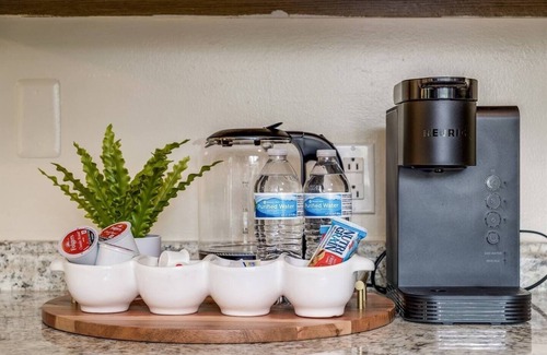 Ypsilanti Wohnung | Chic Remodeled Retreat Near Emu: Easy Commute 2 Bedroom Apts