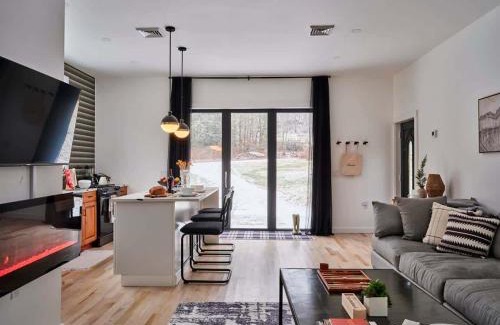 Roscoe Haus | Chic Renovated Chalet with Private Pond