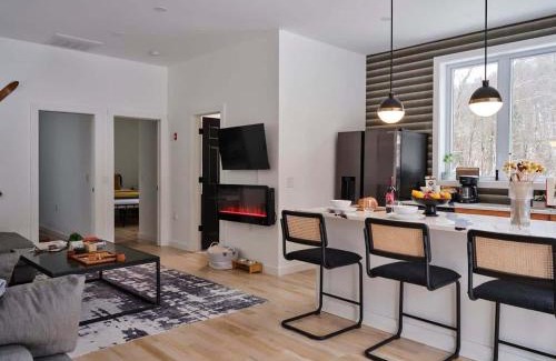 Roscoe Haus | Chic Renovated Chalet with Private Pond