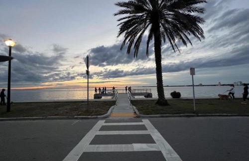 Southbank Wohnung | Chic riverfront apartment in downtown San Marco