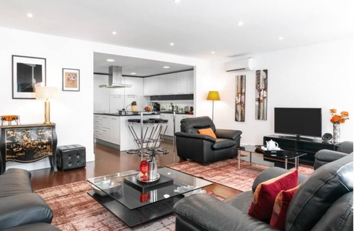 Baixa Wohnung | Chic Three Bedroom Apartment in Chiado's Heart