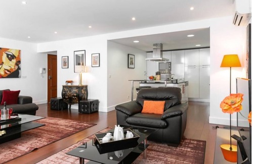 Baixa Wohnung | Chic Three Bedroom Apartment in Chiado's Heart