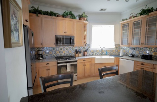 Lake View East Haus | Chicago Bootlegger House Sleeps 11-22 with 3 parking spots