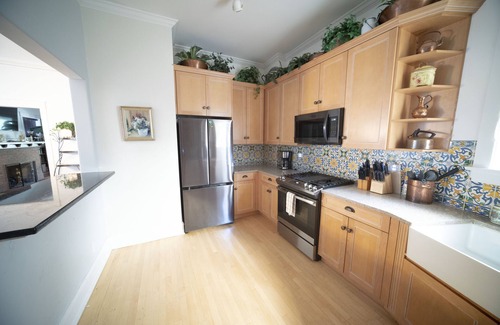 Lake View East Haus | Chicago Bootlegger House Sleeps 11-22 with 3 parking spots