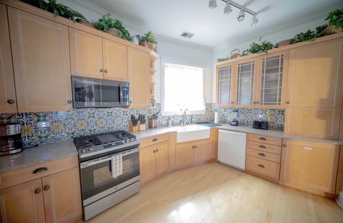 Lake View East Haus | Chicago Bootlegger House Sleeps 11-22 with 3 parking spots