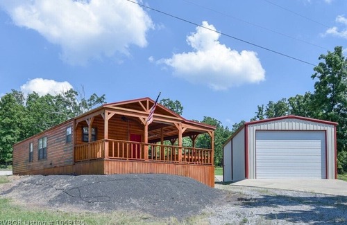 Cookson Kabine | Chicken Creek Cabin, 1 mile from Chicken Creek Boat Ramp.