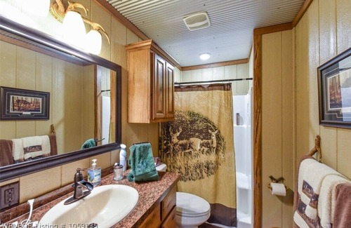 Cookson Kabine | Chicken Creek Cabin, 1 mile from Chicken Creek Boat Ramp.