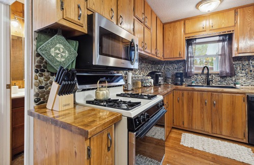 St. Helen Haus | Child/Infant/Pet friendly, Close to the Beach/Trails, Multiple Trailer Parking!