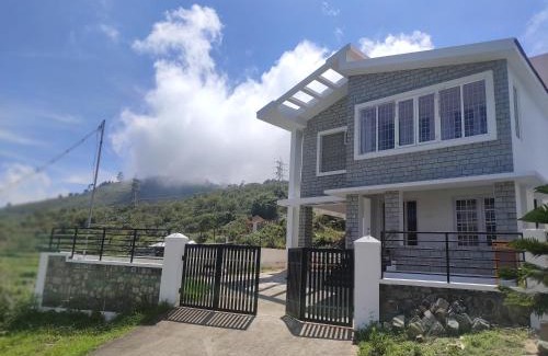 Kodaikanal Haus | Chill Breeze Castle - 4BHK Villa with Captivating city view & Mountain view, Wifi, Campfire, Homemade Food