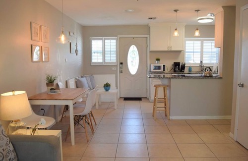 Cocoa Beach Eigentumswohnung | Chillax in einer erschwinglichen Wohnung in der Nähe des Strandes