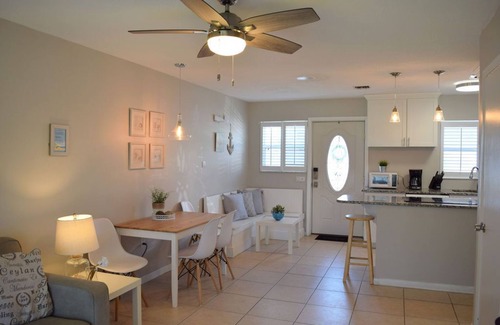 Cocoa Beach Eigentumswohnung | Chillax in einer erschwinglichen Wohnung in der Nähe des Strandes