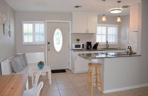 Cocoa Beach Eigentumswohnung | Chillax in einer erschwinglichen Wohnung in der Nähe des Strandes