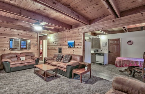 North Upper Truckee Kabine | Cholula 811c 4 Bedroom Cabin by RedAwning